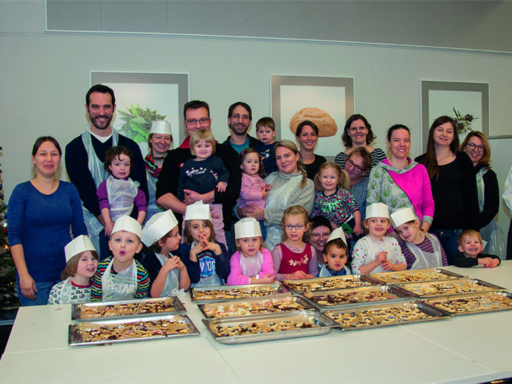 Kitaleiterin Dagmar Trentlage, die Kinder und ihre Eltern freuen sich schon, ihre selbstgebackenen Kekse zu probieren. Foto: Studentenwerk OstNiedersachsen