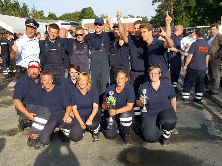 16 Gruppen der Feuerwehren aus dem Landkreis Wolfenbüttel stellten sich am Samstag den Kreis-Leistungsüberprüfungen. Als Sieger ging wieder einmal die Feuerwehr Groß Denkte hervor. Fotos: Anke Donner/Markus Rischbieter