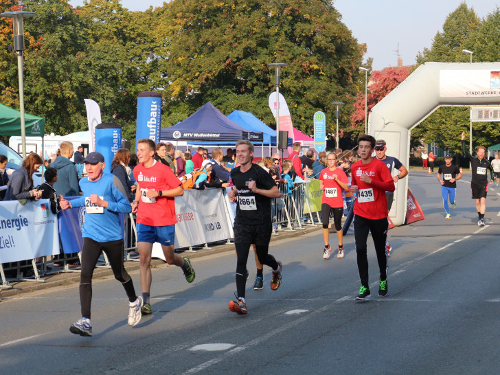 Viele Läufer fanden sich in Wolfenbüttel ein, um sich sportlich miteinander zu messen. Fotos: Robert Braumann
