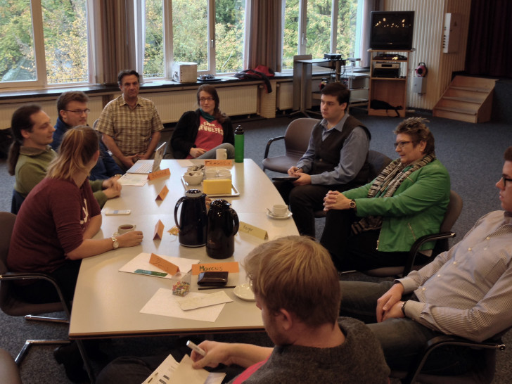 Studierende im Gespräch mit Präsidentin Prof. Dr. Rosemarie Karger
(2. von rechts). Foto: Privat
