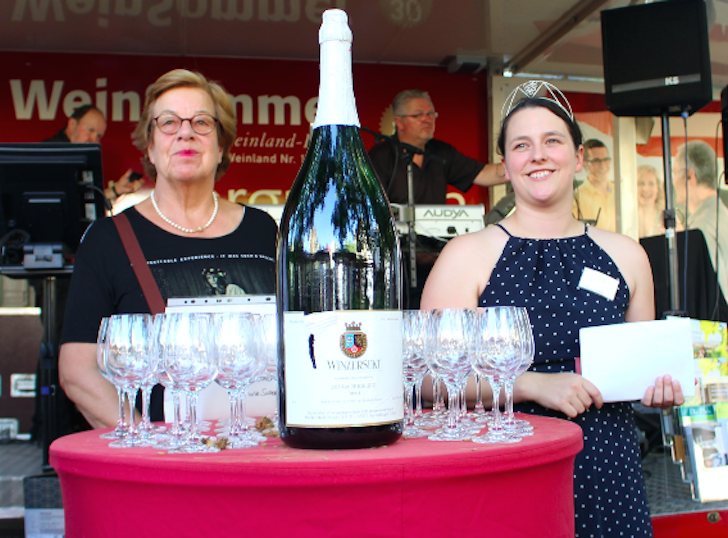 Bürgermeisterin Friederike Harlfinger (links) und Moselwein-Prinzessin Kristin Weinand eröffneten den WeinSommer 2016. Foto: Max Förster