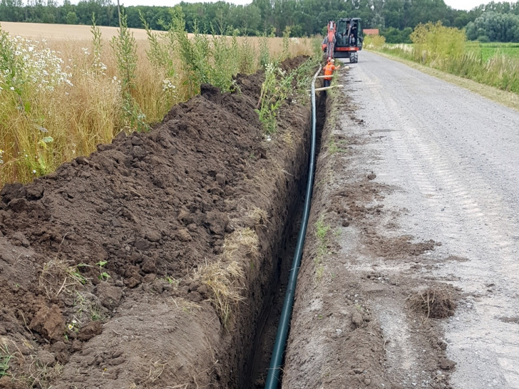Neben einer Abwasserdruckleitung wurde eine Wasserleitung  und ein Leerrohr für ein Datenkabel verlegt. Foto: Abwasserentsorgung Helmstedt