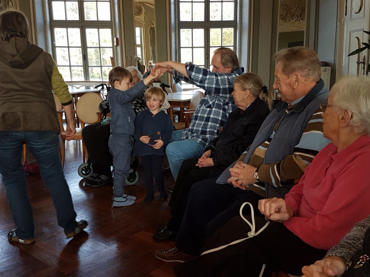 Die Legende des heiligen St. Martin wurde im Spiegelsaal von Schloß Schliestedt nachgespielt. Foto: Seniorenbetreuung Schloß Schliestedt