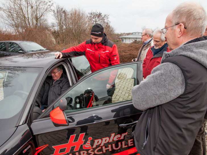 Thomas Hippler erklärt die richtige Haltung im Fahrzeug. Foto: Alec Pein