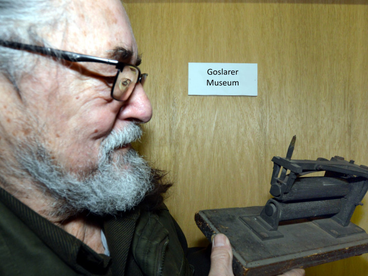 Der Goslarer Denkmalschützer Friedrich-A. Linke zeigt einen „Alltagshelfer“, den es unter anderen beim   Kaminabend des Museumsvereins Goslar im Goslarer Museum zu entdecken gilt. Foto: Privat