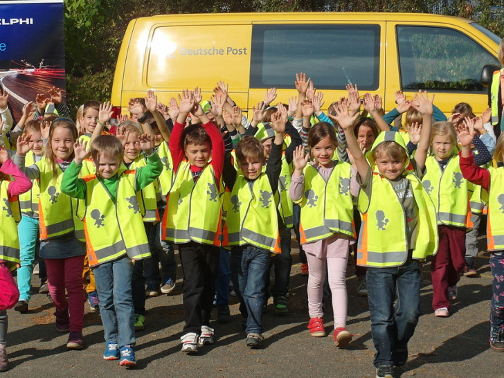 Die Kinder der Schunterschule Flechtorf freuen sich über die Sicherheitswesten des ADAC. Sie werden sich auch über die geschwindigkeitssenkenden Maßnahmen vor ihrer Schule freuen. Foto: Verkehrswacht