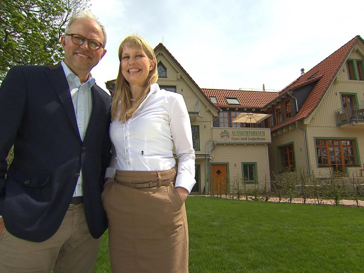 Dirk und Sophie Junicke von "Plumbohms Aussichtsreich" haben bei der VOX-Serie "Mein himmlisches Hotel" mitgemacht. Die Folge wird am Dienstag um 17 Uhr ausgestrahlt. Foto: VOX