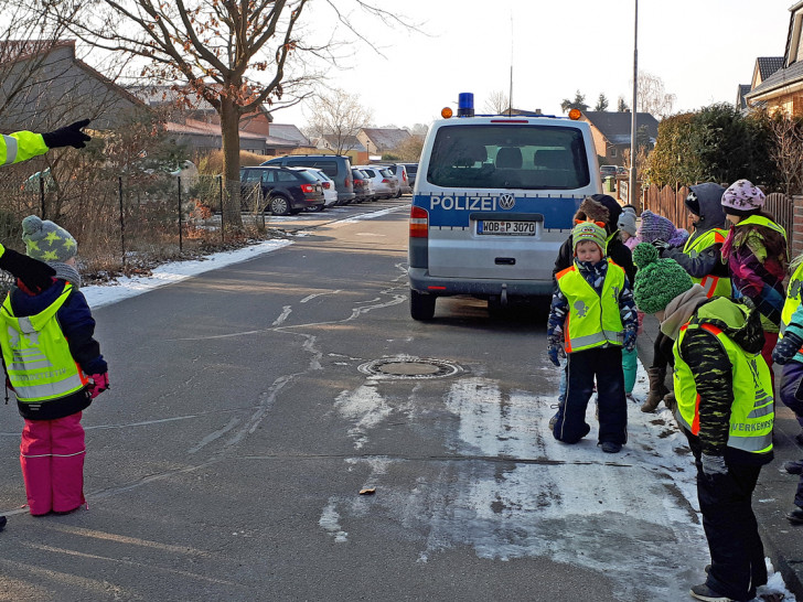Die Kinder der Grundschule Danndorf erlebten einen Verkehrssicherheitstag im Umfeld ihrer Schule. Zur Absicherung trugen sie die Verkehrsdetekitvweste  der ADAC-Stiftung. Foto: Kreisverkehrswacht Helmstedt e.V.