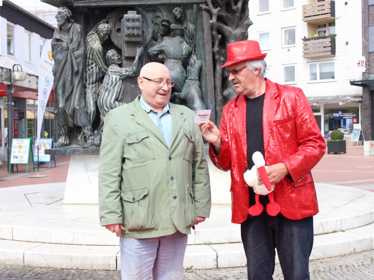 Tenor Quintino Cruciano und Schlagersänger Detlef Meineke auf dem Monument Platz in Salzgitter-Lebenstedt. Foto: Antonia Henker