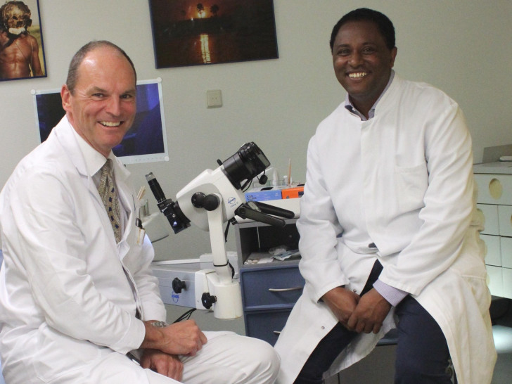 Prof. Dr. Karl Ulrich Petry und Dr. Adeferis Mulat. Foto: Klinikum Wolfsburg