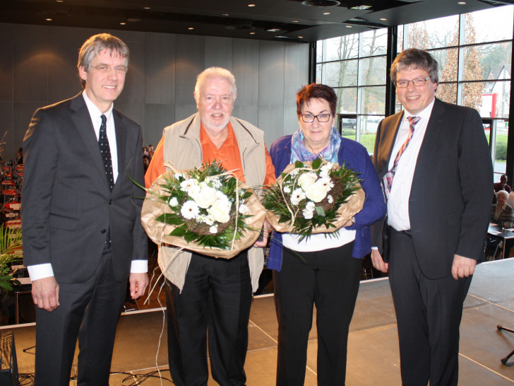v.l.n.r: Vorstand Dr. Jens Rannenberg, Dietrich Grothe und Maritta Rautmann – die beiden Ehrenträger des Kästorfer Bausteins – sowie Vorstand Hans-Peter Daub. Foto: Dachstiftung Diakonie