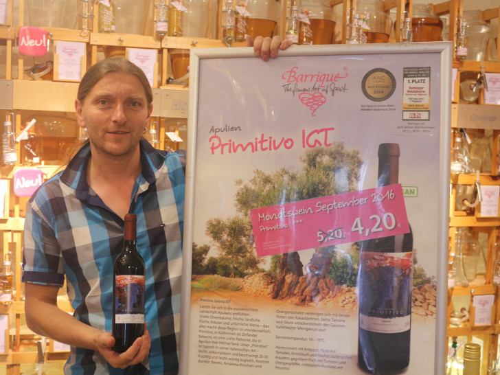 Geschäftsführer des Barrique, Jörn Zeisbrich präsentiert den Wein des Monats September. 