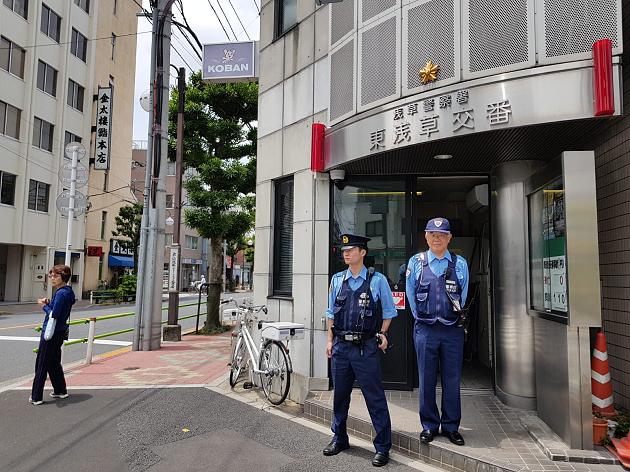 Polizisten vor einem Koban in Tokio. Foto: Malte Arnsperger/FOCUS Online