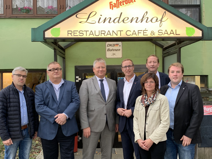 Dr. Bruno Kahl, Präsident des Bundesnachrichtendienstes, wird in Empfang genommen von (v.l.n.r.): Jens Lutz, Vorsitzender des CDU Stadtverbandes Clausthal-Zellerfeld, Axel Bender, Vorsitzender des CDU Stadtverbandes Goslar, Dr. Roy Kühne MdB, Meike Dede, Ralph Bogisch, Vorsitzender des CDU Kreisverbandes Goslar und Sebastian Skorzinski, Vorsitzender des Junge Union Kreisverbandes Goslar
Foto: Büro Roy Kühne