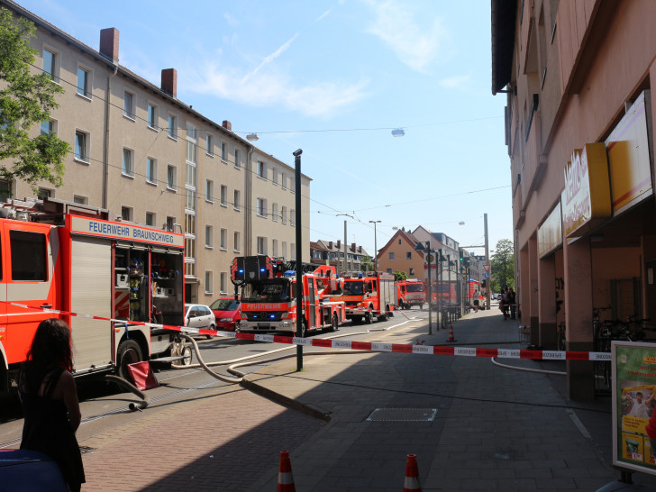 Gegen 15:30 Uhr wurde die Feuerwehr zu einem Brand in die Gliesmaroder Straße gerufen. Foto: Robert Braumann