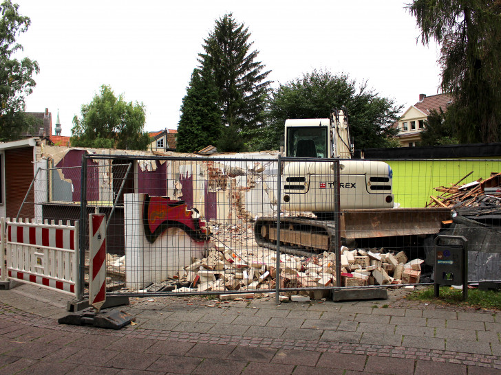 Die Abrissarbeiten der Toiletten am ehemaligen Kiosk „Am Herzogtore" haben begonnen. Foto: Nick Wenkel