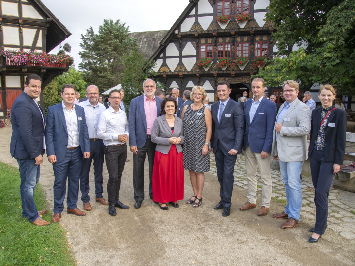 Mit den MdB aus der Region, zahlreichen MdL, Sozialministerin Dr. Carola Reimann (Mitte) feierte der Regionalverband Großraum Braunschweig seinen Abend der Region im Mühlenmuseum in Gifhorn. Foto: Regionalverband / Lutz Bierwirth.