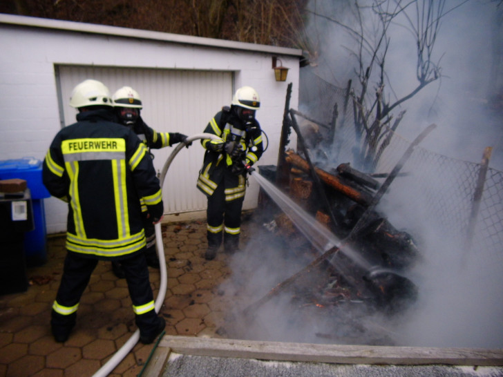 Ein Schuppen in Oker geriet am Samstag in Brand. Foto: Feuerwehr Oker 