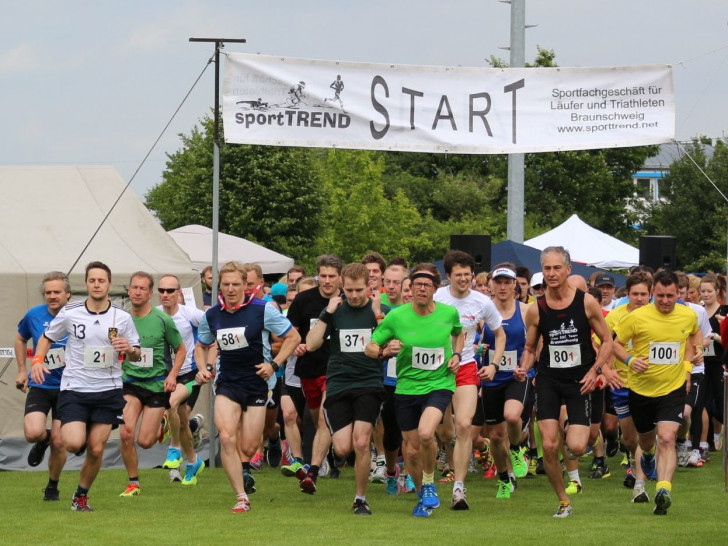 Rund 800 Teilnehmer machten sich auf die Strecke rund um den Ölpersee. Startpunkt war die Sportanlage am Schwarzen Berg. Foto: Robert Braumann