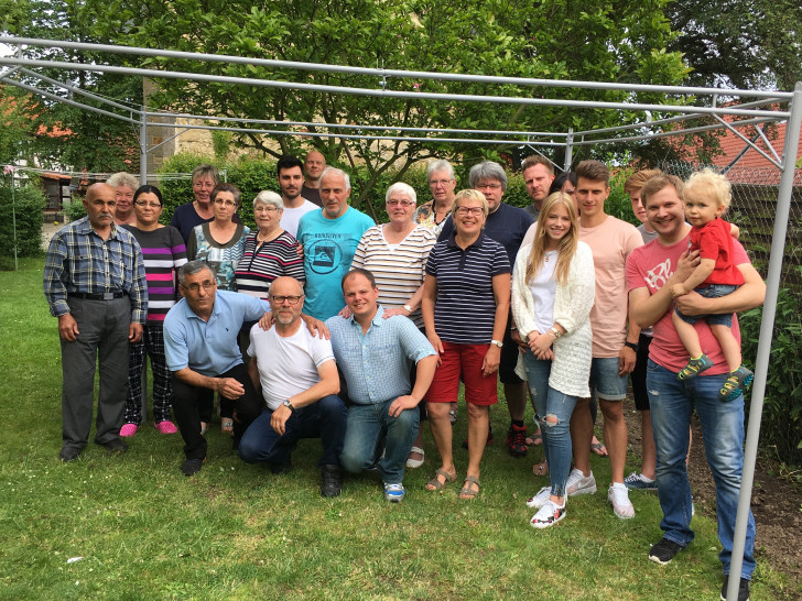 Das Gestell des neuen Pavillons steht bereits. Viele Helfer kamen zusammen und fassten mit an. Foto und Text: Daniela Uhde
