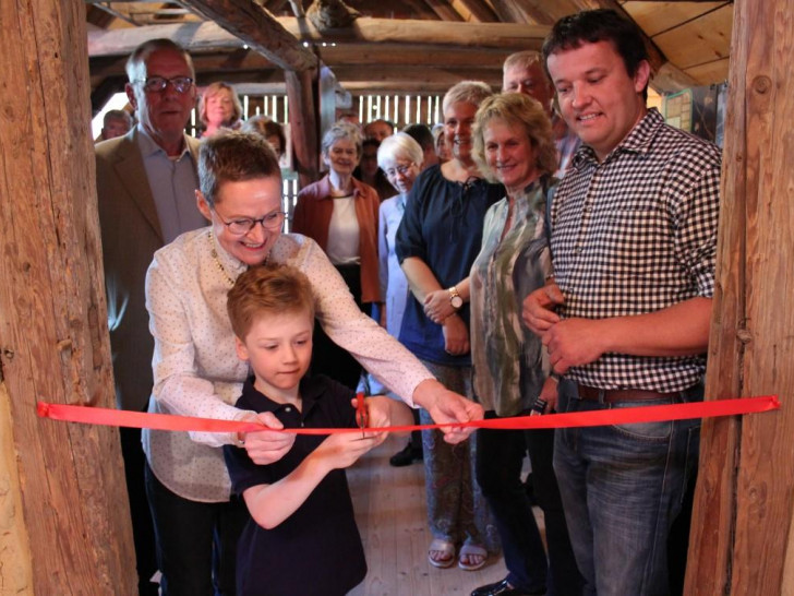 Marion Hanssen (l.) unterstützt Paul beim Zerschneiden des Bandes zur Aus­stellungseröffnung im Gärtnermuseum. Es freuen sich (v. r.) Florian Kinne, Katrin Rühland und Dr. Sandra Donner. Foto: Andreas Meißler

 