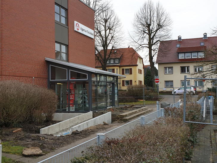 Dieses Foto zeigt den Eingangsbereich in Richtung Beendorfer Straße, der derzeit umgebaut wird.  
