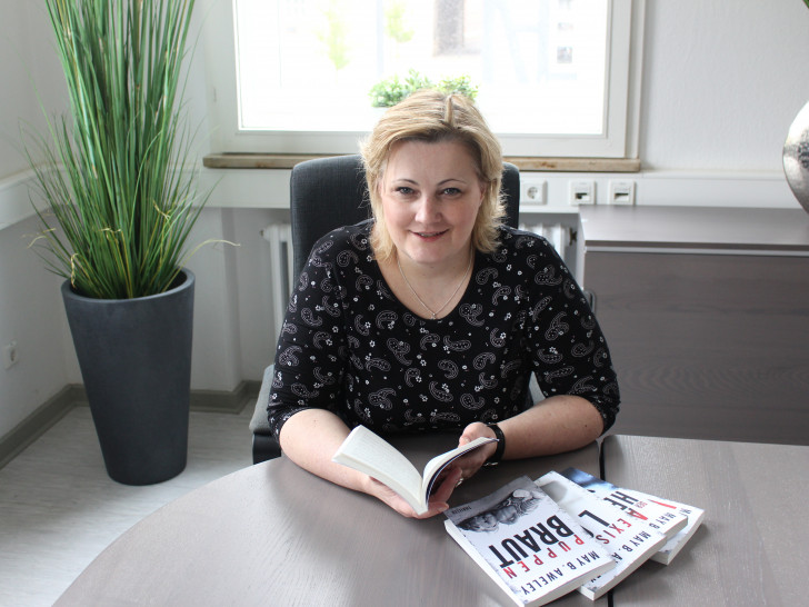 Während sie schon als Teenager Gedichte geschrieben und Artikel für die Schülerzeitung verfasst hat, lebt sie heute in Wolfenbüttel als erfolgreiche Autorin: May B. Aweley. Fotos/Podcast: Christina Ecker
