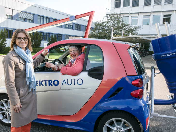 Rosemarie Claus hat den Hauptpreis des Miniatur-Smart-Gewinnspiels von BS Energy gewonnen. Foto: BS Energy / Peter Sierigk