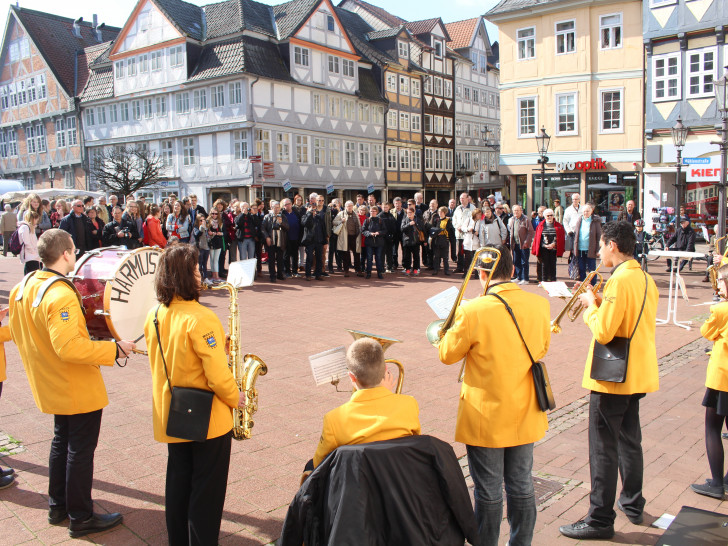 Nach der Begrüßung im Rathaus, packte das Orchester "Harmusica" seine Instrumente aus und spielte vor dem Bankhaus Seeliger ein kleines Open-Air-Konzert. Foto: Jan Borner