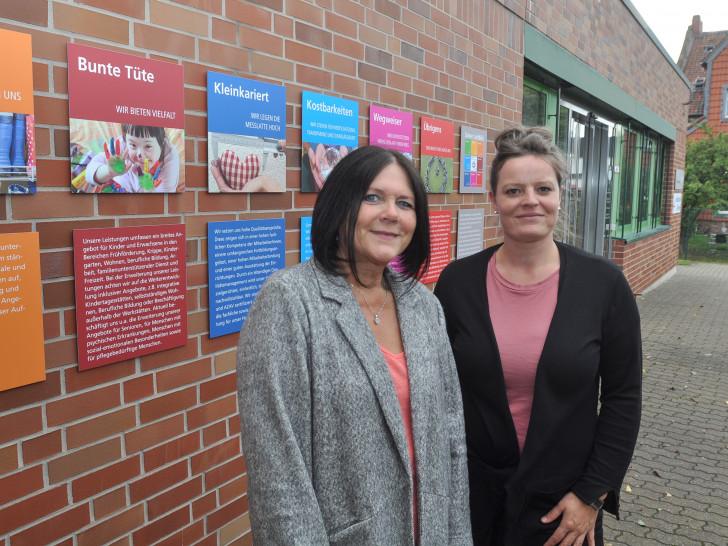 ABW-Leiterin Christine Ebeling (links) und Werkstatt-Leiterin Sabrina Schulze freuen sich auf viele Besucher beim Tag der Begegnung. Foto: Lebenshilfe 