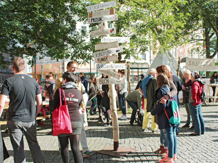 Der „Marktplatz“ der KreativRegion auf dem Friedrich-Wilhelm-Platz. Foto: KreativRegion