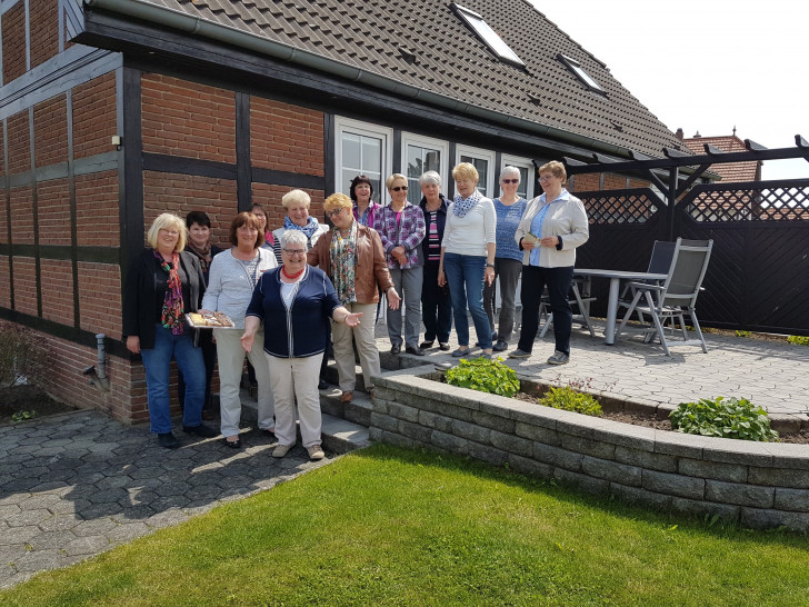 Landfrauen Helmstedt, Ulrike Janze (mit dem erweiterten Organisationsteam) öffnet die Arme mit dem Hinweis „Hereinspaziert“. Foto: Landfrauen Helmstedt