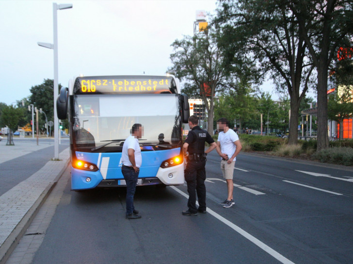 Ein führerloser PKW rollte gegen den Linienbus. Fotos: Rudolf Karliczek