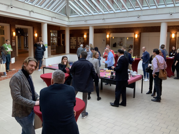 Netzwerken im Foyer.