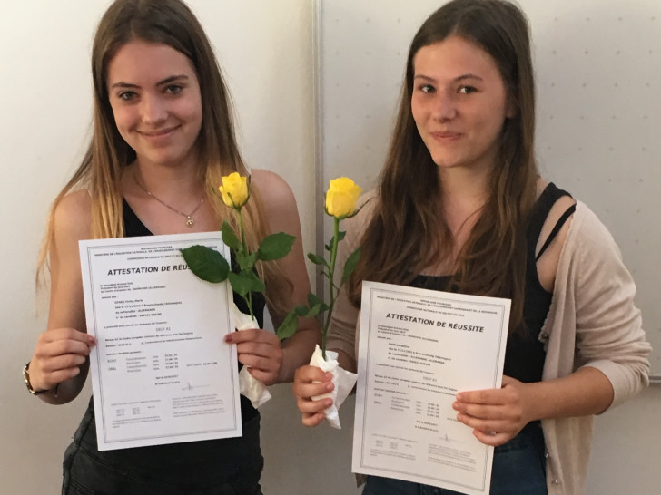 Vivian und Josephine (8e) mit ihrem Zertifikat. Fotos: IGS Lengede