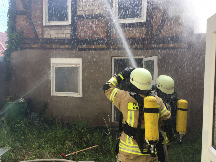 Die Feuerwehr Grasleben wurde heute zu einen Brand ins benachbarte Weferlingen gerufen. Fotos: Maik Wermuth