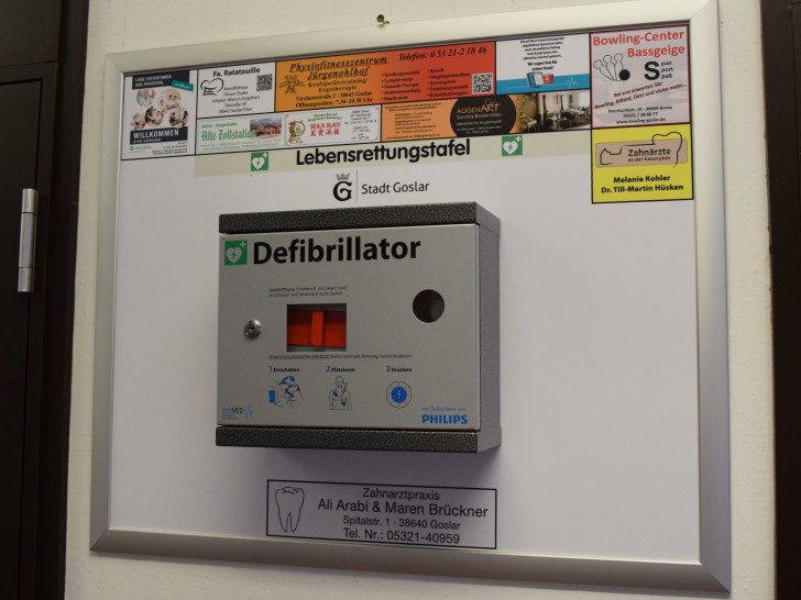 Die Werbetafel hinter dem Defibrillator zeigt, wer das Gerät in der
Stadtverwaltung ermöglicht hat. Foto: Stadt Goslar