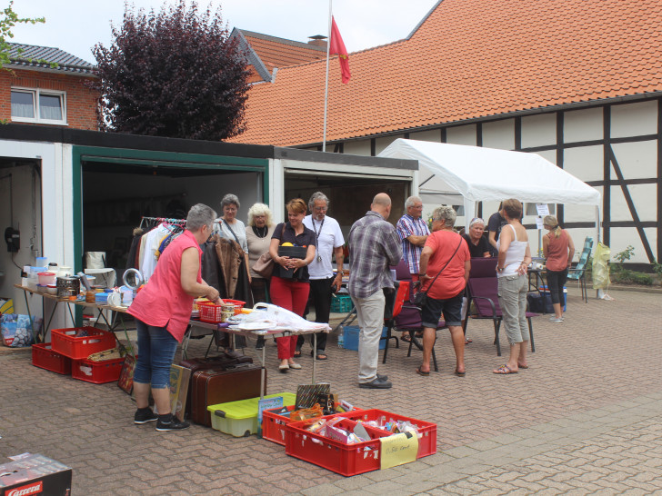 In Fümmelse findet noch bis 18 Uhr der Dorf-Flohmarkt statt. Foto: Anke Donner 