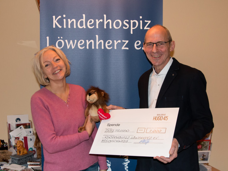 Melinda Lechtenberg, Leiterin des Kinderhospiz, und Galerist Hans-Joachim Helweg (re.) freuten sich über die gelungene Aktion. Fotos: Jens Bartels 