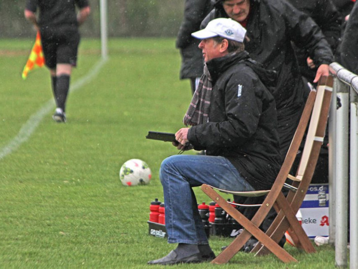 Vollblut-Trainer bei jedem Wetter: Uwe Erkenbrecher. Foto: Vollmer