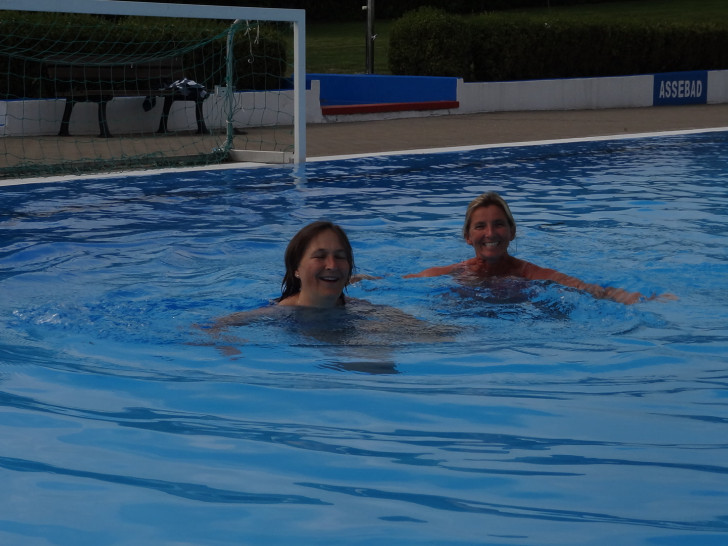 Anja Klages und Kerstin Wörndel. Foto: Förderverein Freibad Groß Denkte
