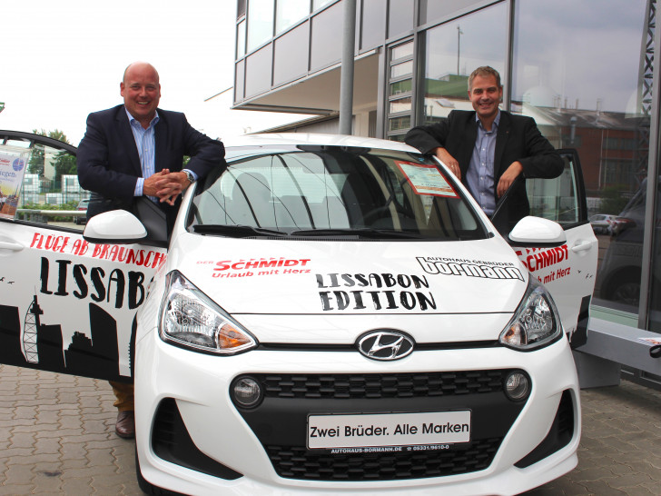 Autohaus-Geschäftsführer Holger Bormann (links) und Schmidt-Geschäftsführer Philipp Cantauw präsentieren den Hyundai i10. Foto: Nick Wenkel
