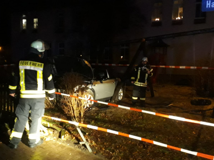 Nach dem Unfall war das Auto nicht mehr fahrbereit. Foto: Feuerwehr
