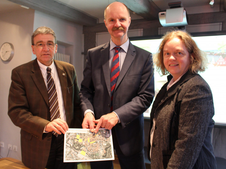 Bürgermeister Thomas Pink mit Matthias Tramp und Vera Steiner, Geschäftsführer der Stadtwerke Wolfenbüttel. Foto: Jan Borner