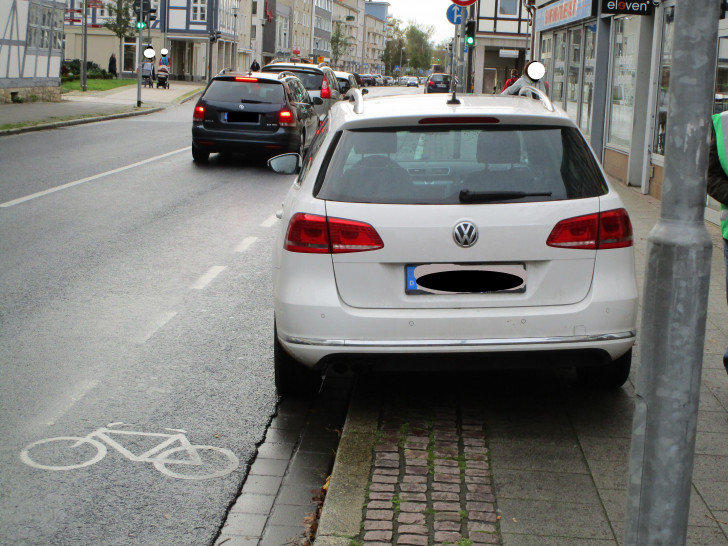 In der Fußgängerzone  wurde auf die Gefahren durch das Parken auf Geh- und Radwegen aufmerksam gemacht. Foto: ADFC