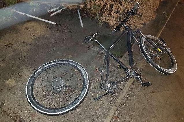 Zum Glück wurde nur das Fahrrad überrollt. Foto: Polizei Wolfsburg