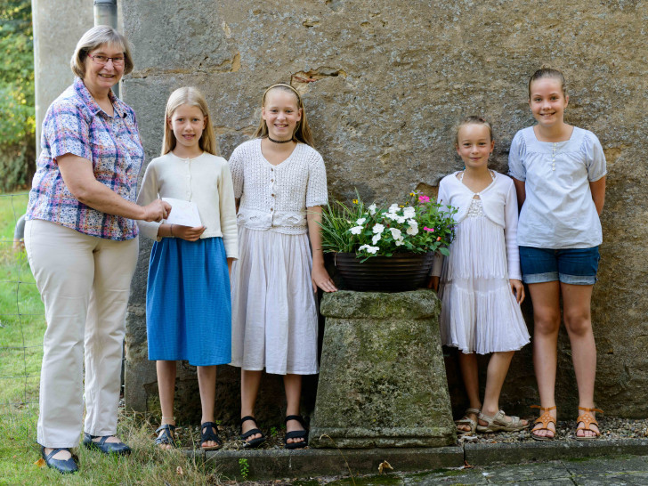 Angelika Krüger freute sich über die Spende der vier Mädchen. Foto: Evangelisch-lutherischer Kirchenkreis Peine.