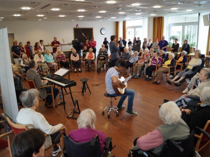 „Klang und Leben“: Die professionellen Musiker musizieren gemeinsam mit dementen Menschen und greifen im Gespräch Erinnerungen auf. Foto: BBG