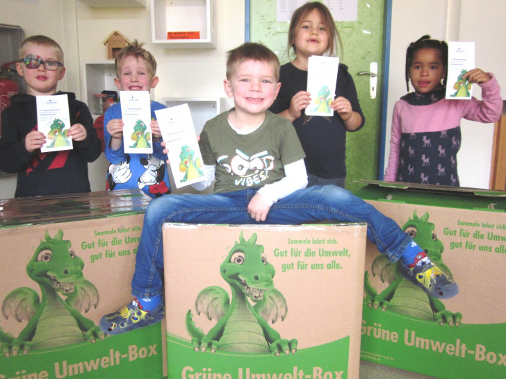 Die Kinder präsentieren stolz die Umweltboxen. Foto: Samtgemeinde Elm-Asse