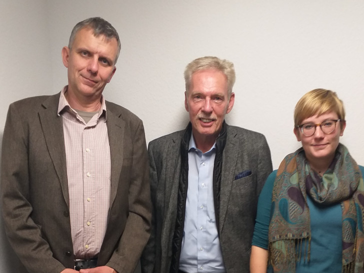 Michael Dröse und Olaf Kierchner von der Salzgitteraner Firma Unipress und die Landtagsabgeordnete Imke Byl führten im Landtag ein Gespräch über innerbetrieblichen Umweltschutz. 